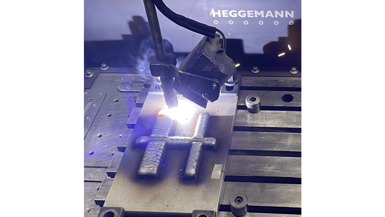 Fertigung des Bauteils in HEGGEMANN WAAM-Anlage mit optimaler Aufbaustrategie (Copyright: © HEGGEMANN AG, 2024)