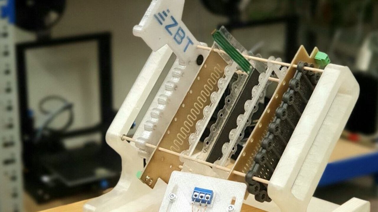 Structure and exploded view of an open fuel cell. (Copyright: Livia C. Wiedau)