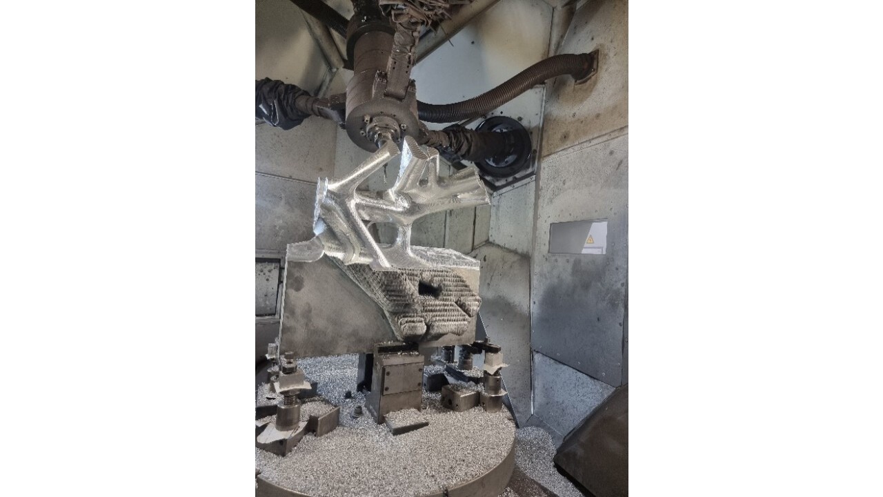 Im Container 3D-gedruckter Knotenverbinder einer Dachkonstruktion aus Aluminium endbearbeitet bei millfax auf metrom P1000 (Bild 3; Copyright: metrom)