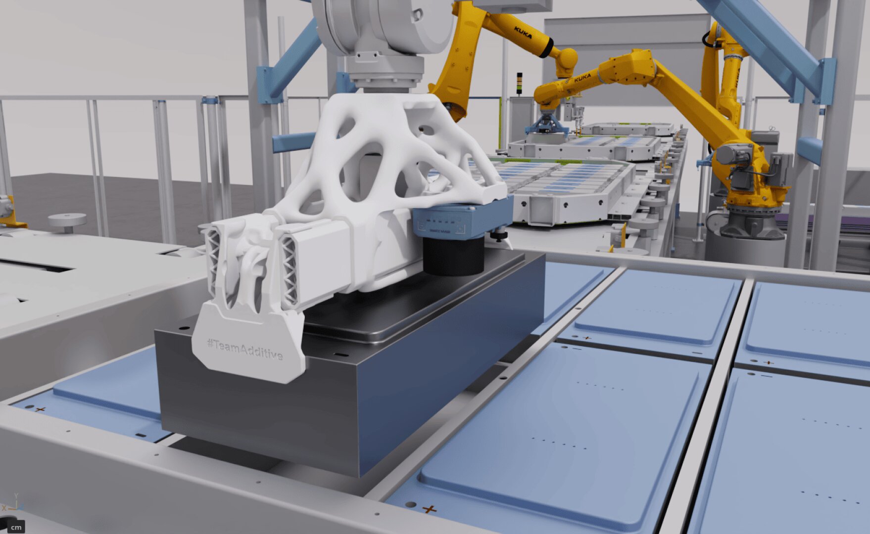 Ein Roboterarm arbeitet in einer automatisierten Fabrik und bearbeitet ein großes, weißes Bauteil mit Gitterstruktur. Im Hintergrund sind weitere gelbe Roboterarme und Fließbänder mit blauen Bedienfeldern zu sehen.