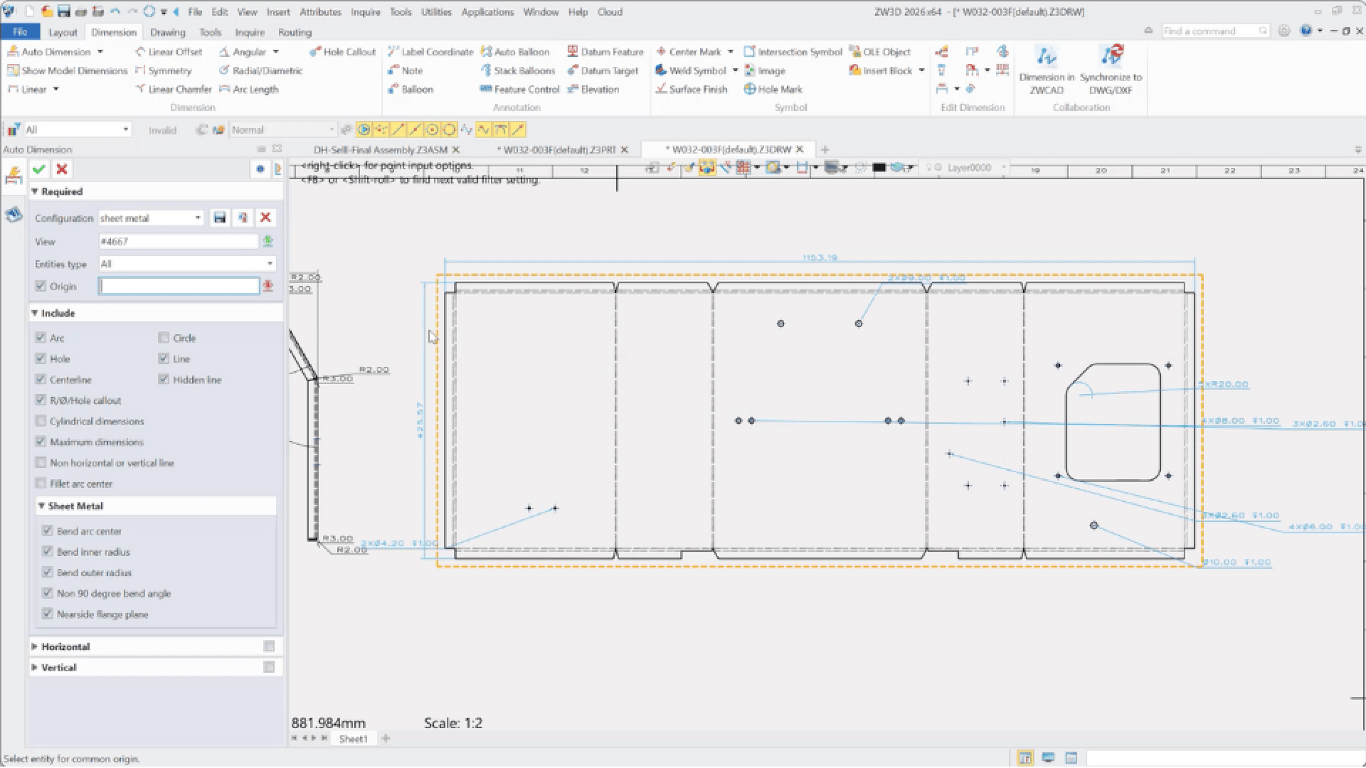 Im CAD-Softwarefenster wird die technische Zeichnung eines rechteckigen Bauteils mit mehreren Bohrungen, Maßangaben und Beschriftungen angezeigt. Links werden Konstruktionswerkzeuge und Eigenschafteneinstellungen angezeigt, oben sind Symbolleisten sichtbar.