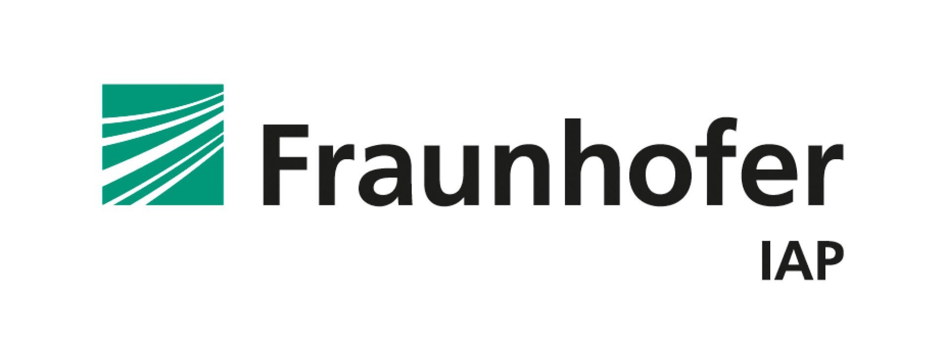 Logo des Fraunhofer IAP mit einem abstrakten grünen Quadratdesign auf der linken Seite und dem Text „Fraunhofer IAP“ in Schwarz auf der rechten Seite.