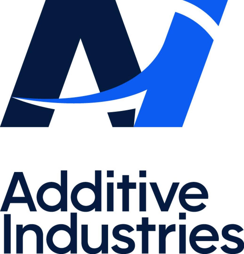 Logo für Additive Industries mit einem stilisierten A in Dunkelblau und Blau über dem Firmennamen Additive Industries, der in fetten, dunkelblauen Buchstaben auf weißem Hintergrund geschrieben ist.
