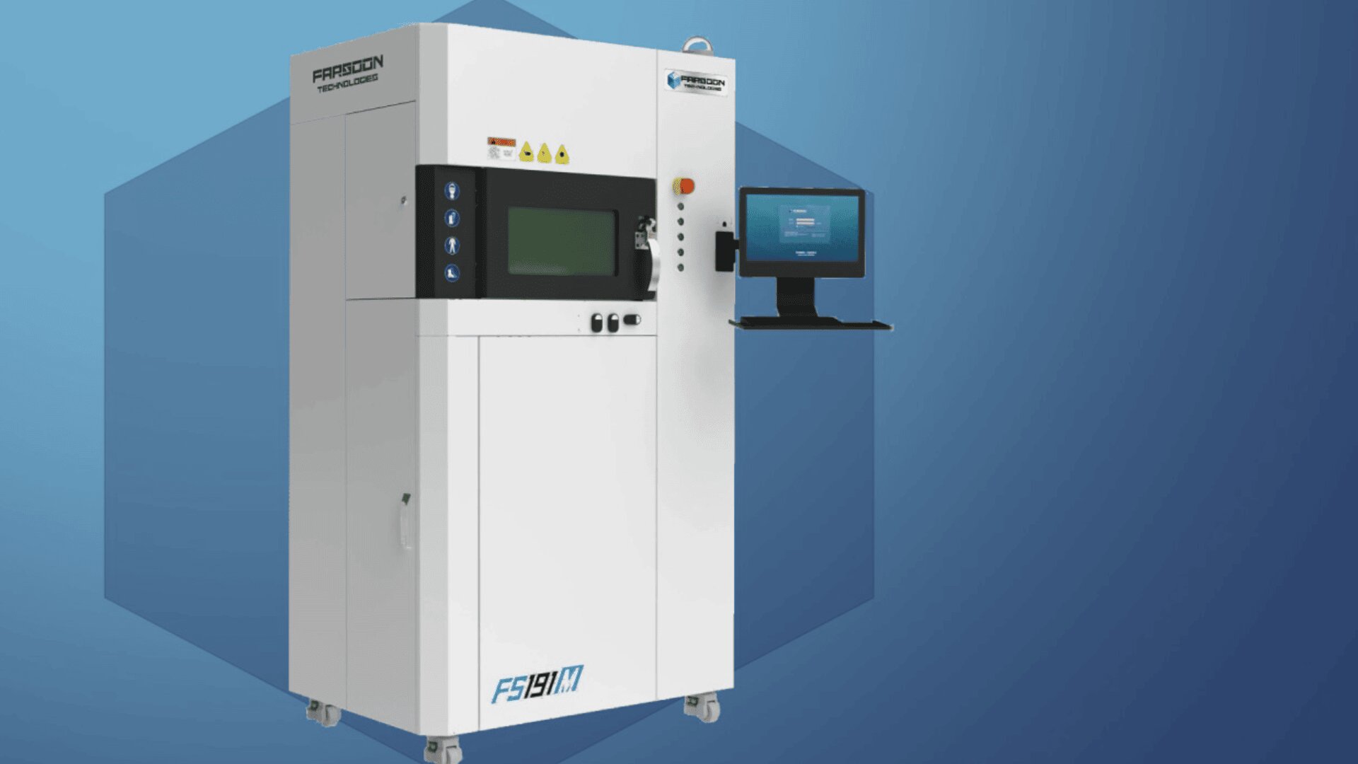 Ein weißer industrieller 3D-Drucker mit seitlich angebrachtem Bedienfeld und Touchscreen-Monitor vor einem blauen geometrischen Hintergrund. Die Maschine trägt die Bezeichnung „FS191M“.