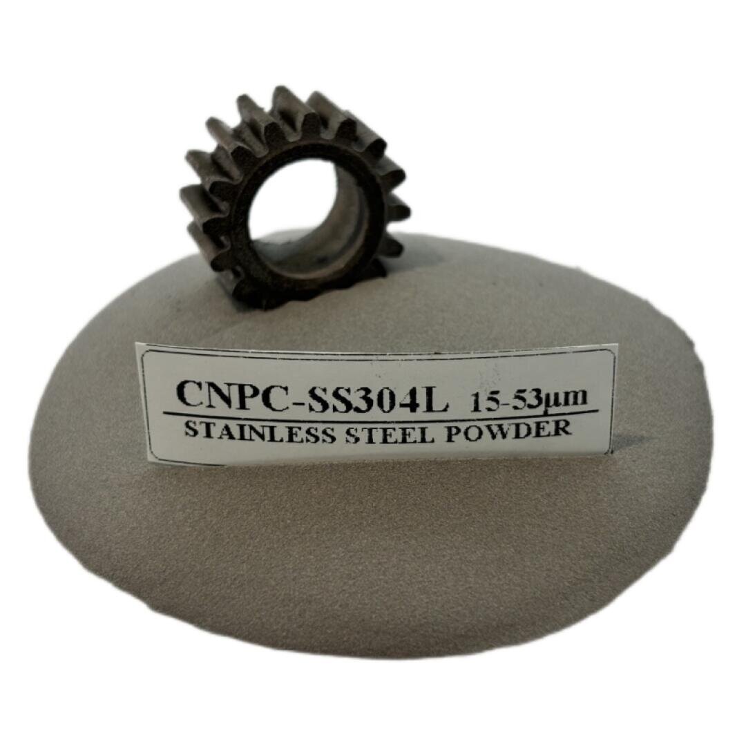 A small metal gear rests atop a mound of fine gray stainless steel powder labeled CNPC-SS304L 15-53μm STAINLESS STEEL POWDER.