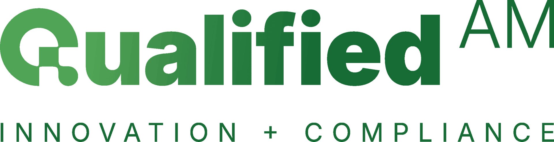 Das Bild zeigt das Logo für Qualified AM in grüner Schrift, darunter die Wörter INNOVATION + COMPLIANCE in kleineren Großbuchstaben.