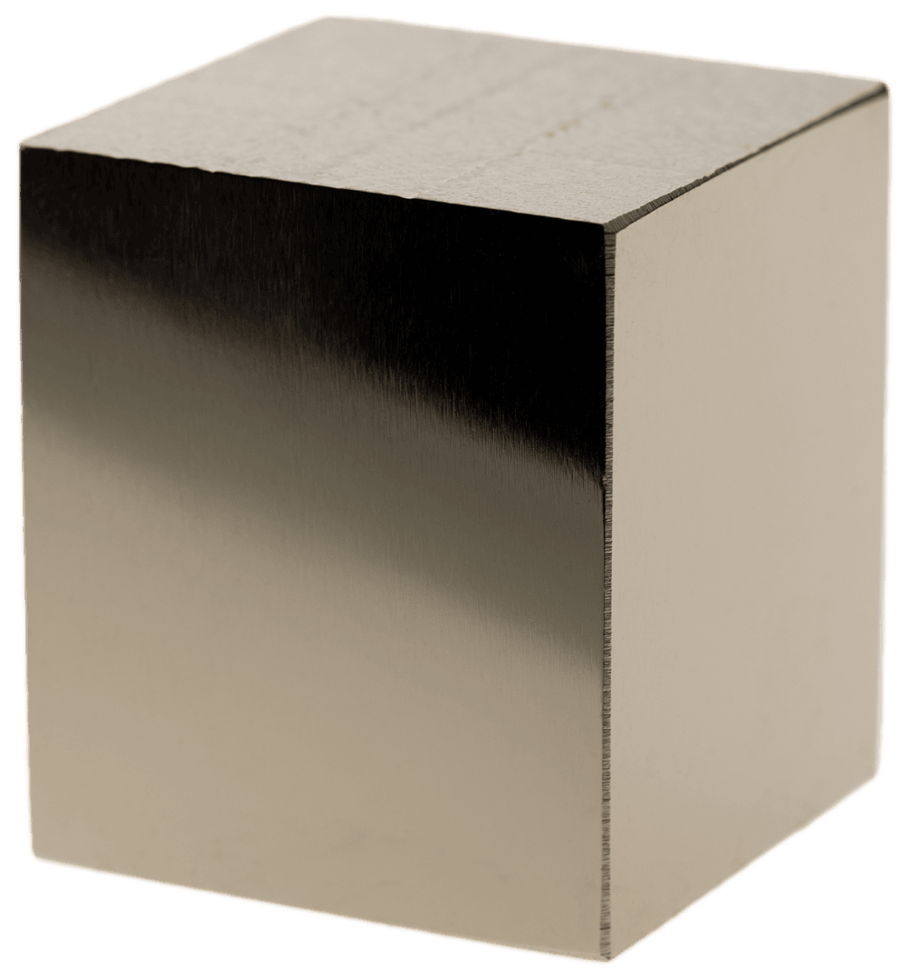 Ein metallisch glänzender, silberner Würfel mit glatten Oberflächen und scharfen Kanten, der auf einer Ecke vor einem schlichten weißen Hintergrund steht.