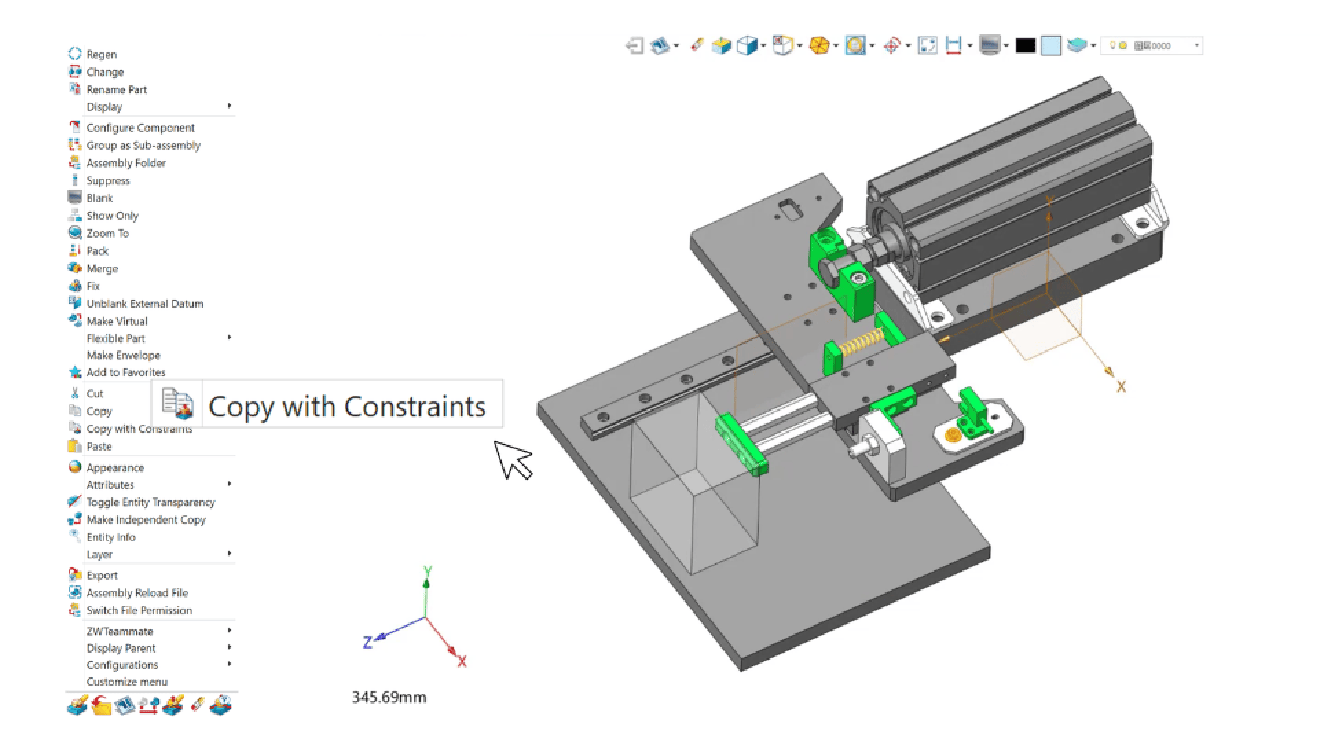 Ein 3D-CAD-Modell einer mechanischen Baugruppe wird in der Benutzeroberfläche einer Konstruktionssoftware angezeigt. Der Benutzer hat mit der rechten Maustaste auf „Kopieren mit Einschränkungen“ geklickt. Auf der grauen Baugruppe sind mehrere grün hervorgehobene Teile sichtbar.