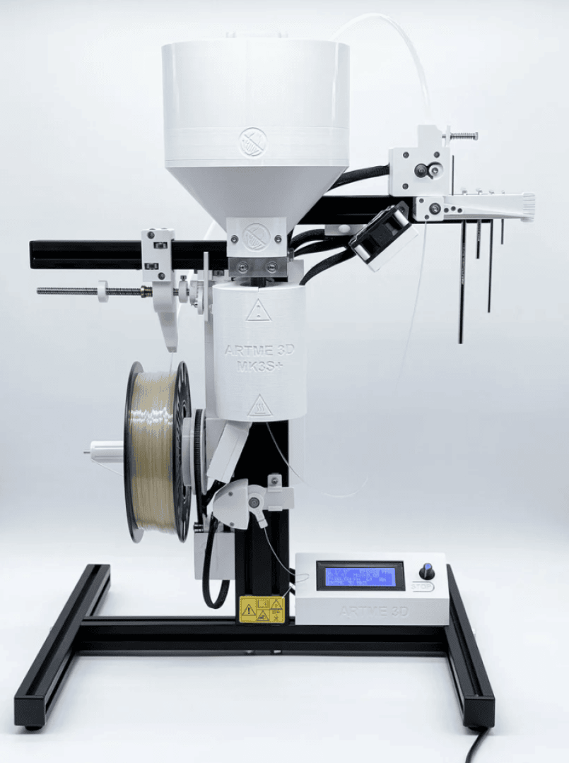 Eine weiß-schwarze 3D-Drucker-Filament-Extrudermaschine mit der Bezeichnung ARTME 3D MK35A steht auf einem Metallrahmen und verfügt über einen großen weißen Trichter, einen Kontrollbildschirm und eine Filamentspule.