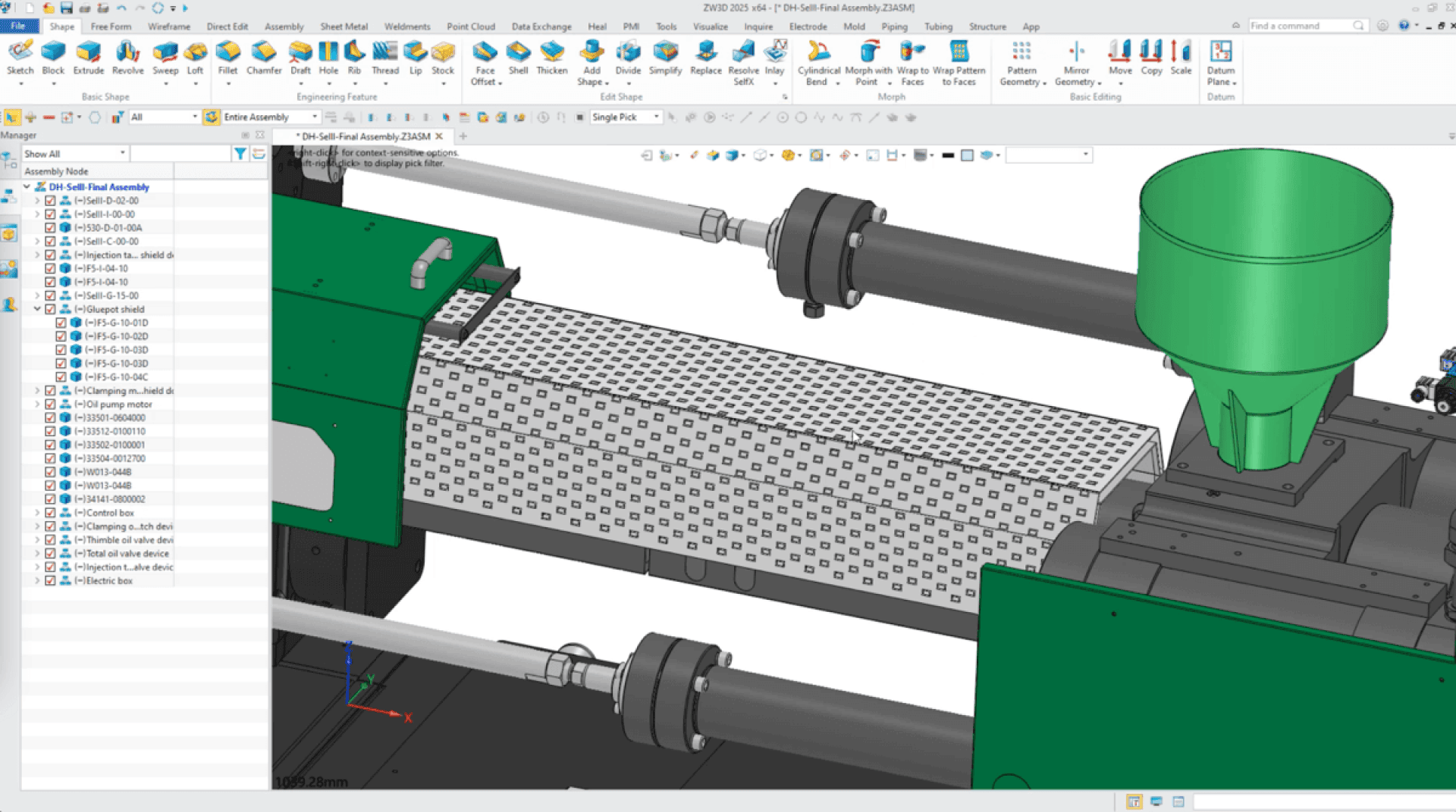Auf einem Computerbildschirm wird in einer Konstruktionssoftware ein 3D-CAD-Modell einer mechanischen Baugruppe angezeigt, das grüne und graue Komponenten, zylindrische Stäbe und eine perforierte Metallplatte zeigt.