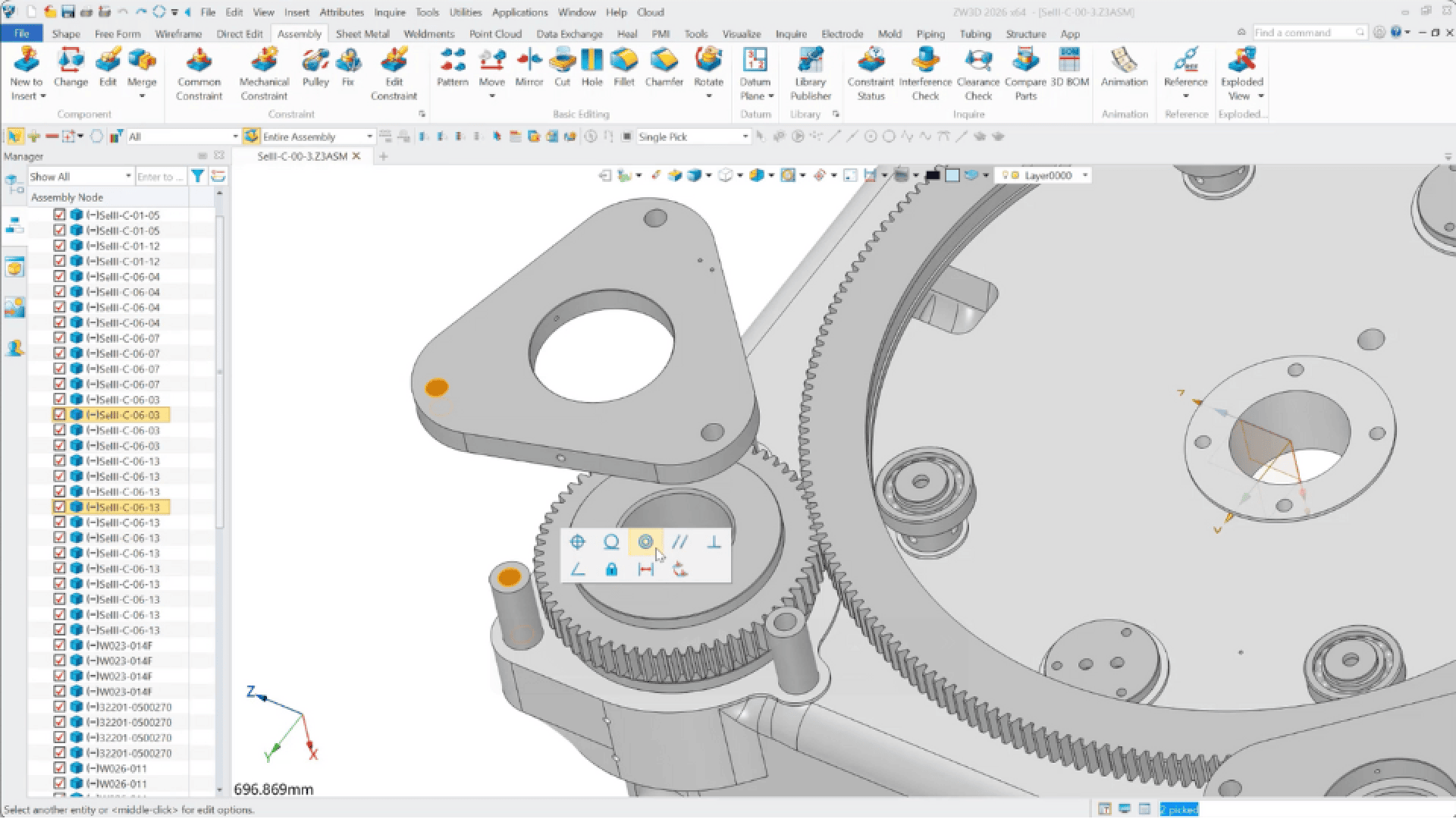 Eine 3D-CAD-Softwareoberfläche zeigt eine detaillierte mechanische Baugruppe mit Zahnrädern und einer dreieckigen Montageplatte. Symbolleisten und Designwerkzeuge sind oben sichtbar, und der Arbeitsbereich zeigt die aktive Teilebearbeitung.