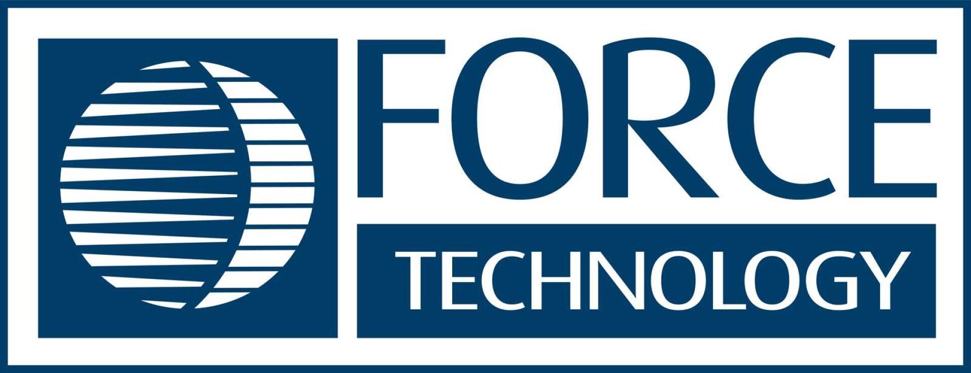 Logo von FORCE Technology mit einem blauen rechteckigen Hintergrund mit einer stilisierten weißen Weltkugel aus horizontalen Linien auf der linken Seite und den Worten FORCE TECHNOLOGY in fetten weißen Buchstaben auf der rechten Seite.