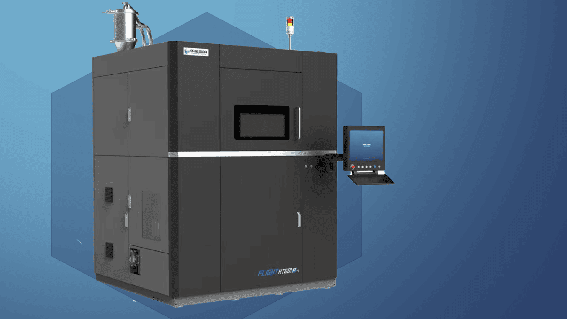 Ein großer industrieller 3D-Drucker mit schwarzem Äußeren, einem Sichtfenster und einem angeschlossenen Bedienfeldbildschirm vor einem blauen, geometrischen Hintergrund.