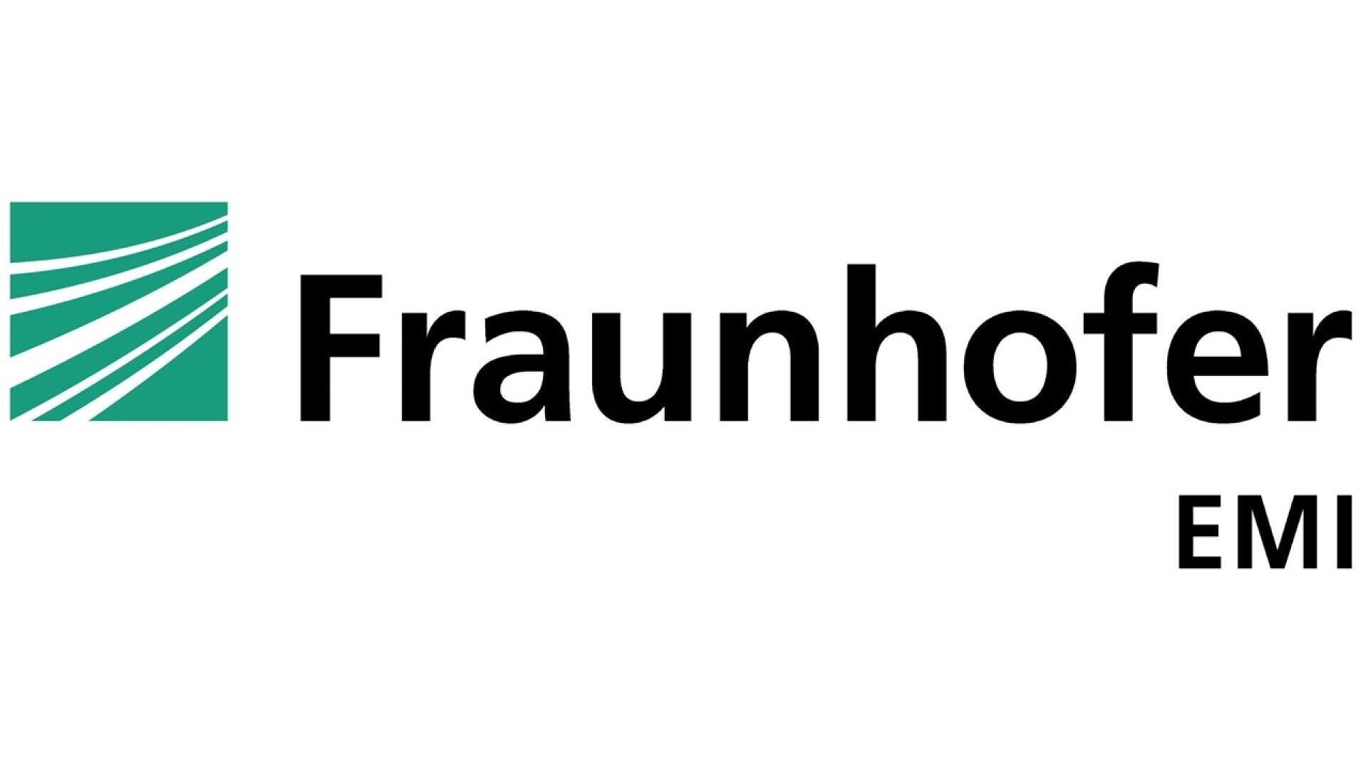 Das Logo von Fraunhofer EMI besteht aus einem grünen Quadrat mit geschwungenen weißen Linien auf der linken Seite und den Worten Fraunhofer EMI in schwarzer Schrift auf der rechten Seite.