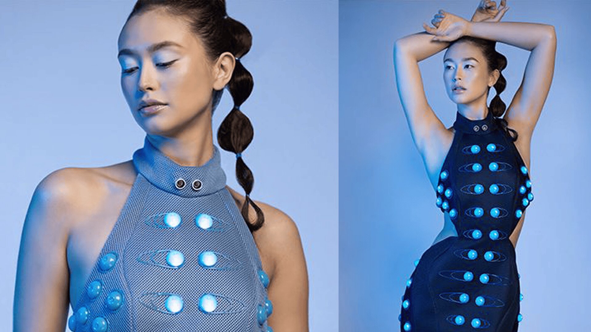 Zwei Bilder einer Frau in einem futuristischen Kleid mit leuchtenden blauen Lichtern und strukturiertem Stoff, die vor einem blauen Hintergrund posiert und deren Haare in Segmenten gestylt sind.