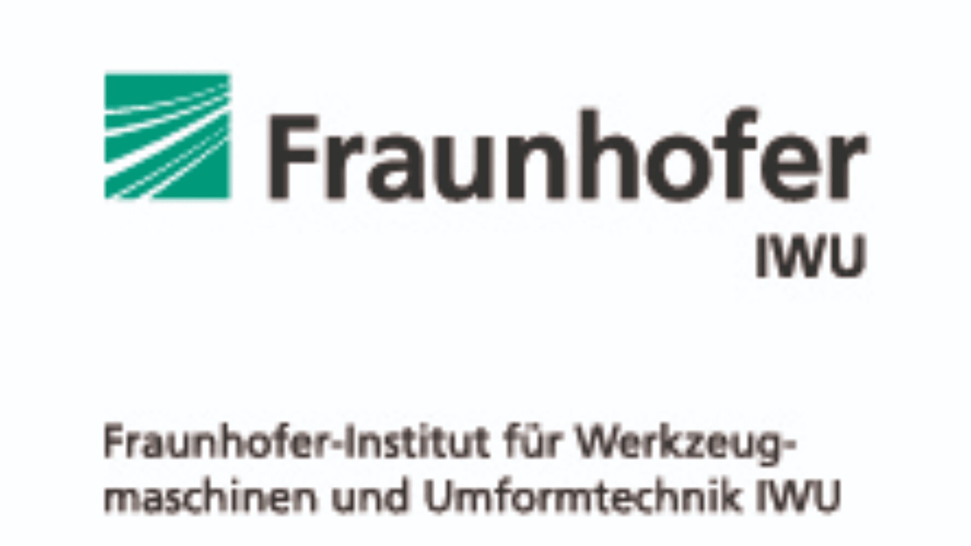 Logo des Fraunhofer IWU mit einer grünen Grafik auf der linken Seite, daneben der Text "Fraunhofer IWU" und darunter "Fraunhofer-Institut für Werkzeugmaschinen und Umformtechnik IWU" in brauner Schrift.