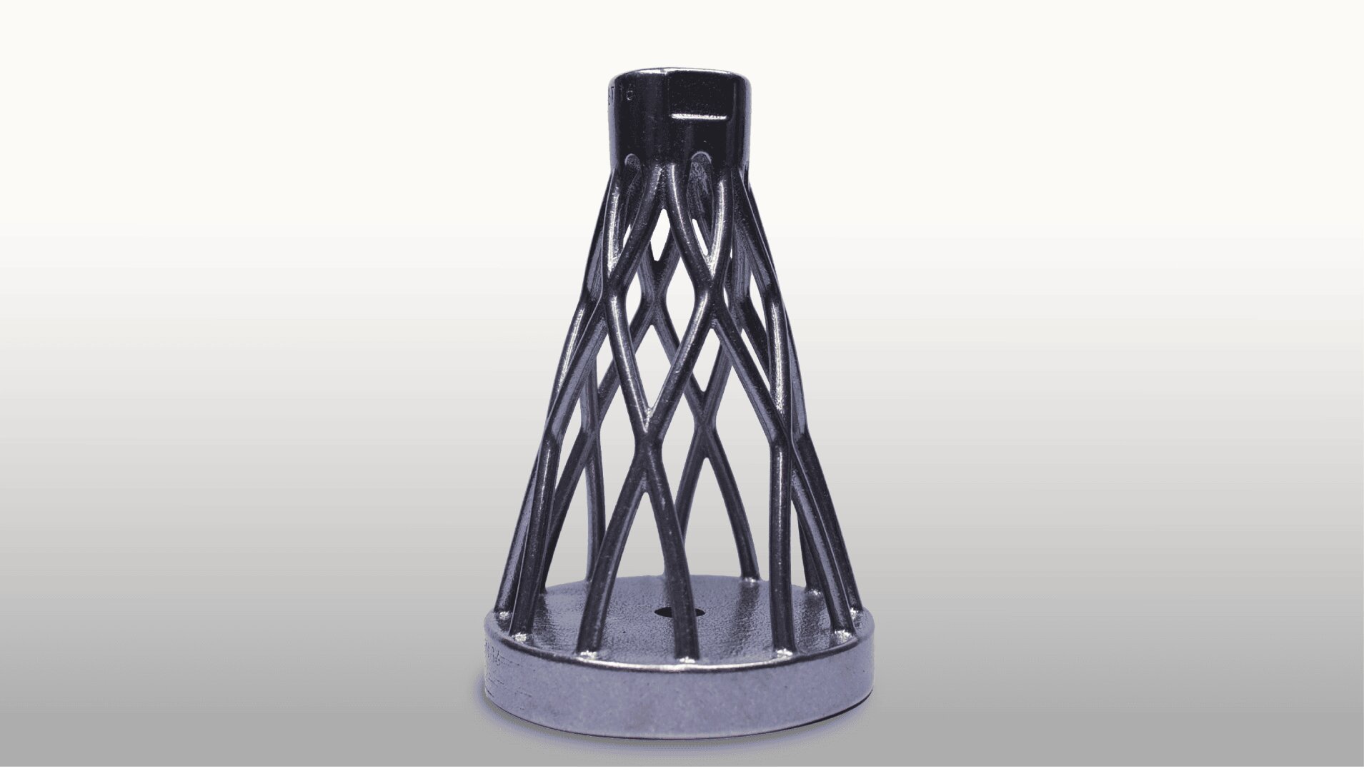 Eine schwarze Metallgitterstruktur mit konischer Form, einem offenen, kreuz und quer verlaufenden Design und einer soliden, runden Basis vor einem schlichten hellen Hintergrund.