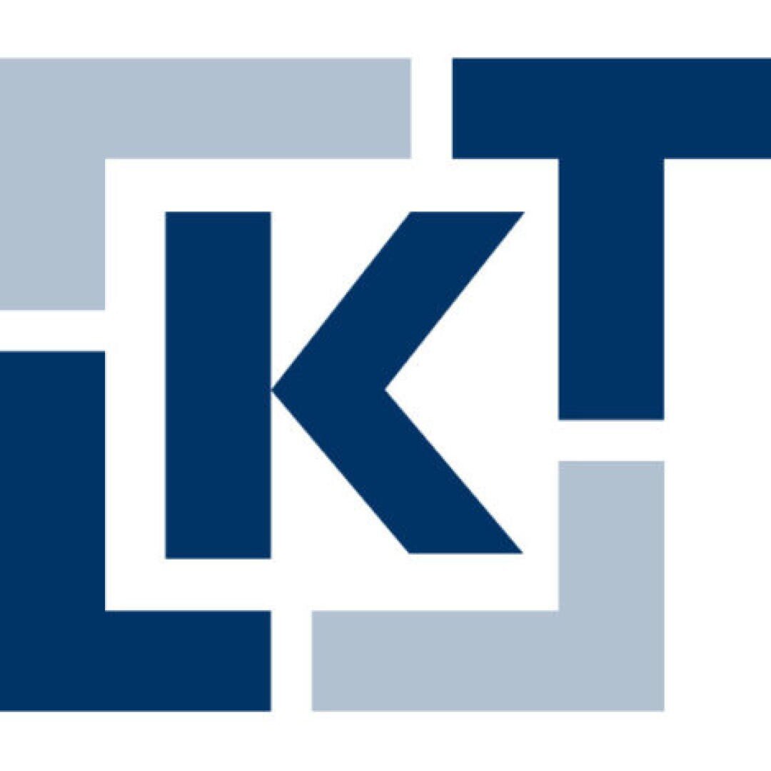 Ein stilisiertes Logo mit den blauen Buchstaben LKT, die mit hellgrauen, eckigen Formen ineinandergreifen und einen quadratischen Rahmen um die Buchstaben bilden. Das Design wirkt modern und geometrisch.