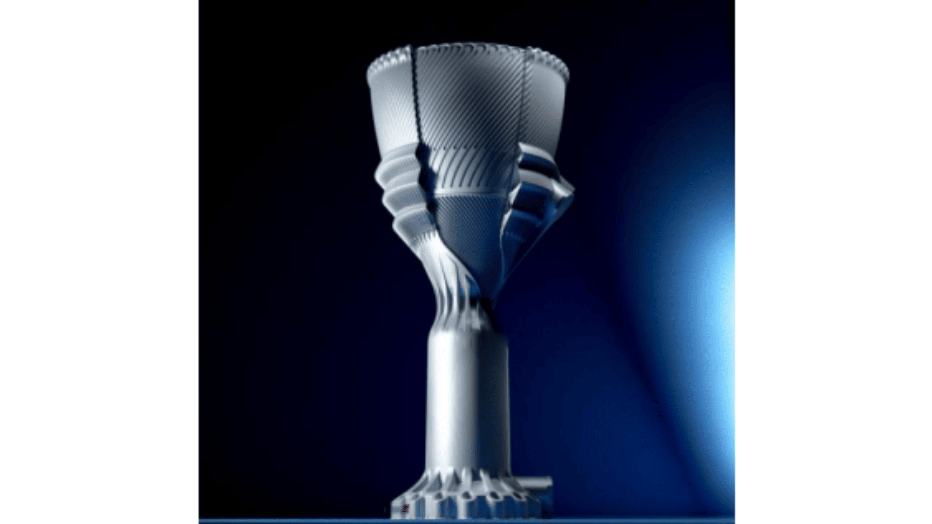 Ein metallischer, futuristisch aussehender Kelch mit geometrischen Mustern und strukturierter Oberfläche, der aufrecht vor einem dunkelblauen Hintergrund mit Farbverlauf und einem Spotlight-Effekt auf der rechten Seite steht.