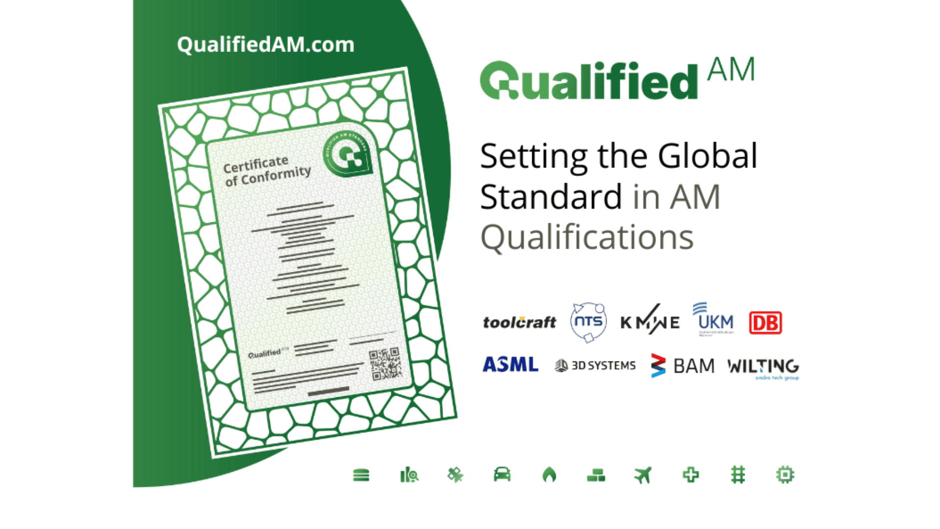 Eine grün-weiße Werbegrafik für Qualified AM zeigt links ein Konformitätszertifikat und rechts den Text „Setting the Global Standard in AM Qualifications“ (Den globalen Standard für AM-Qualifikationen setzen) sowie verschiedene Firmenlogos.