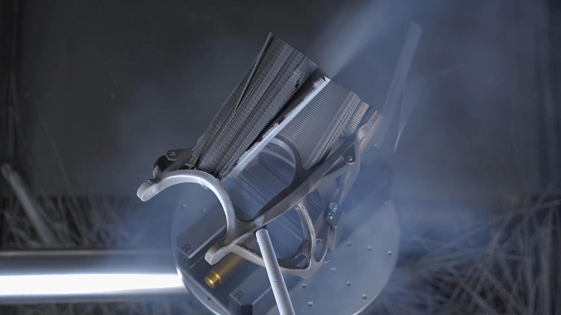 Ein metallischer Roboterarm hält und manipuliert präzise ein teilweise transparentes, geometrisches Objekt inmitten von Lichtstrahlen und einem dunstigen, industriellen Hintergrund.