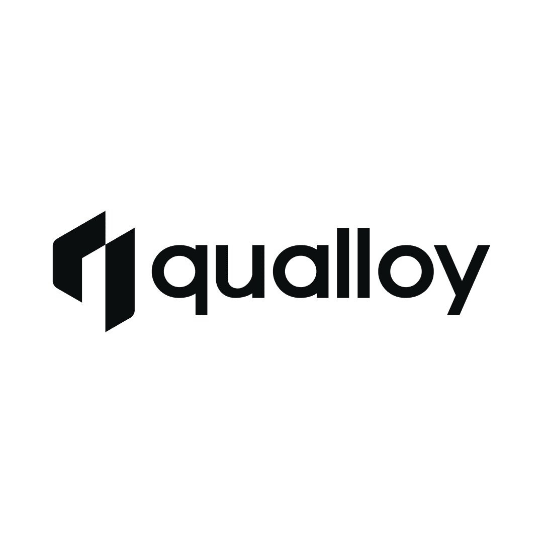 Das Bild zeigt das Wort „Qualloy“ in fetten, schwarzen Kleinbuchstaben und links davon ein abstraktes geometrisches Logo, das einem stilisierten Q oder Schild ähnelt, alles auf weißem Hintergrund.