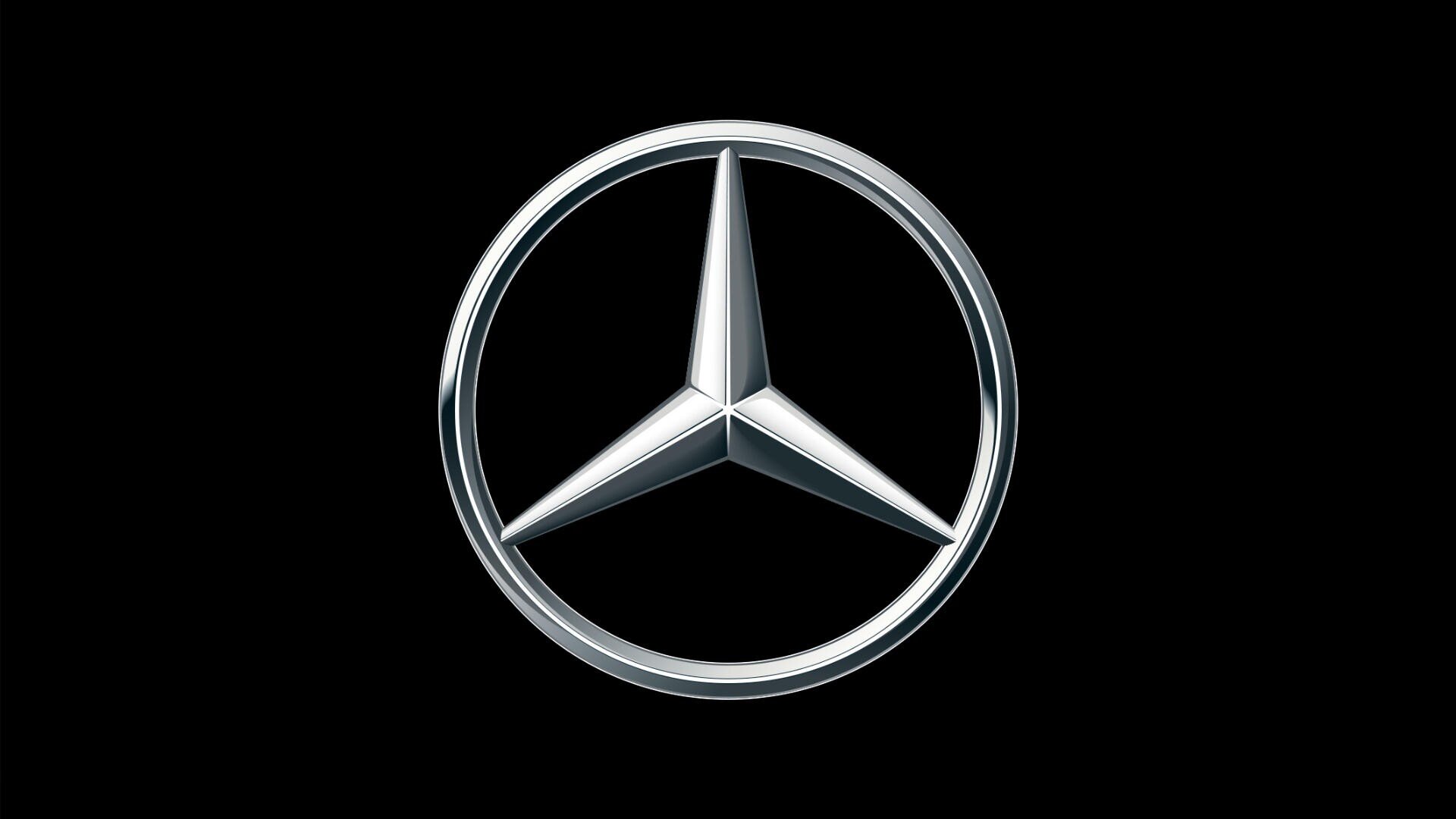 Das Bild zeigt das silberne dreizackige Sternlogo von Mercedes-Benz auf schwarzem Hintergrund.