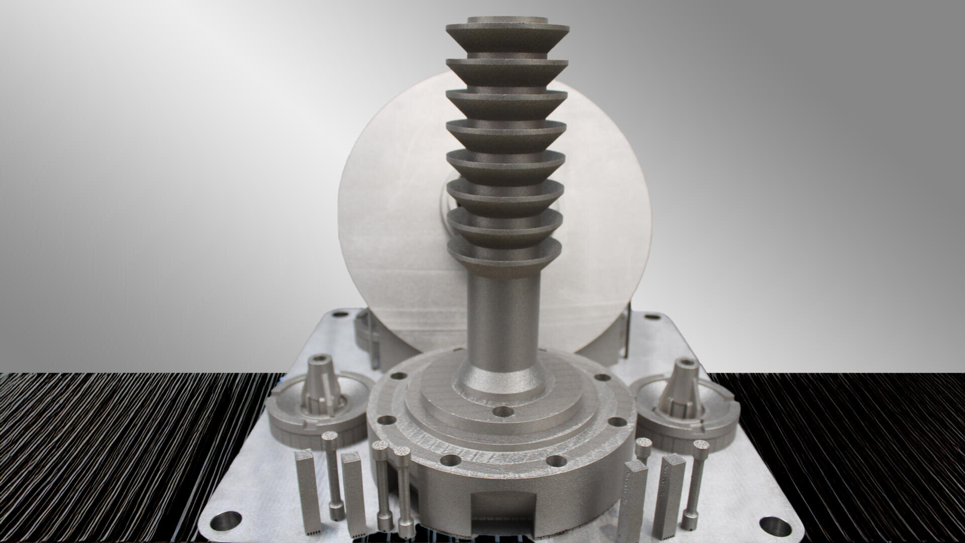 Ein metallisches Industriemaschinenteil mit einem großen zentralen Zahnrad und einer vertikalen Spiralkomponente, montiert auf einer Basis mit kleineren zylindrischen Aufsätzen, vor einem grauen Hintergrund mit Farbverlauf.
