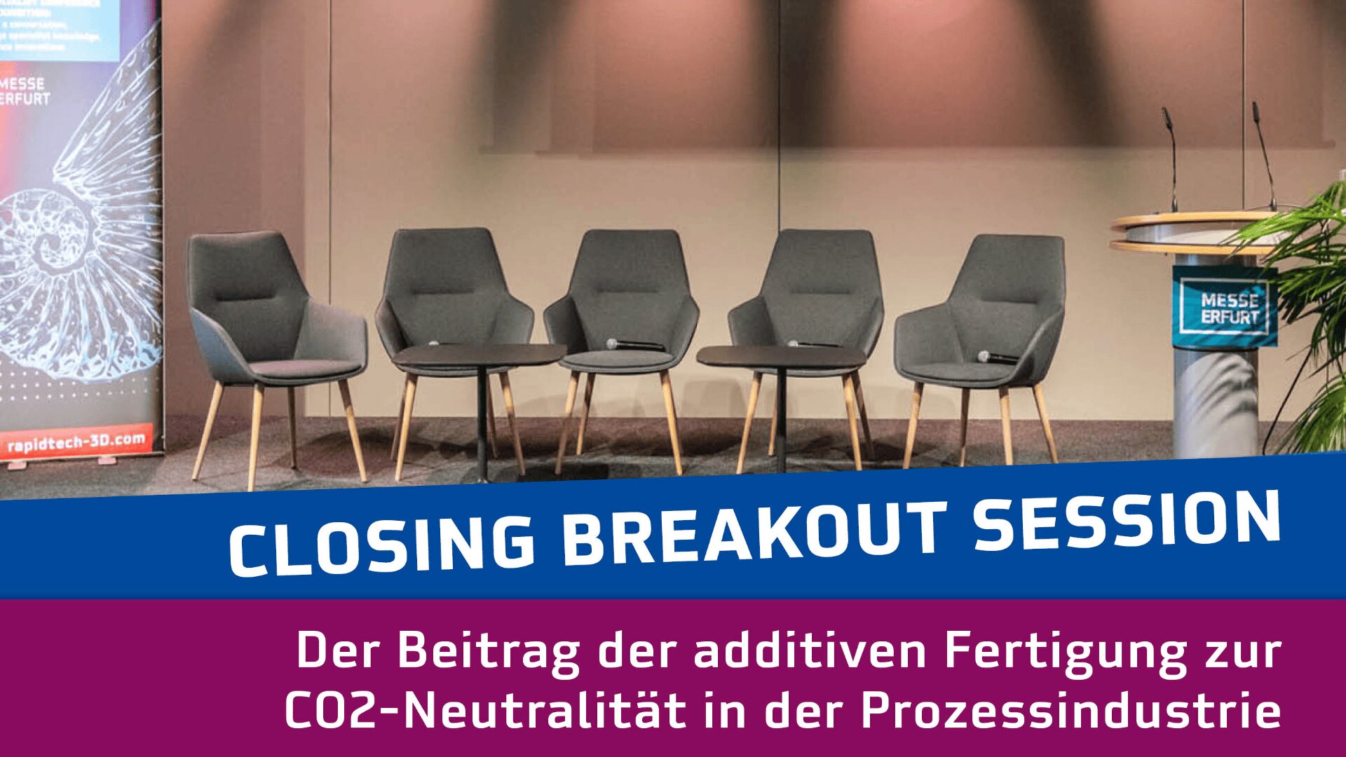 Fünf leere graue Stühle sind auf einer Bühne mit einem kleinen Tisch und einer Topfpflanze angeordnet. Auf einem blauen Banner steht CLOSING BREAKOUT SESSION und ein deutscher Text spricht über additive Fertigung und CO2-Neutralität in der Prozessindustrie.