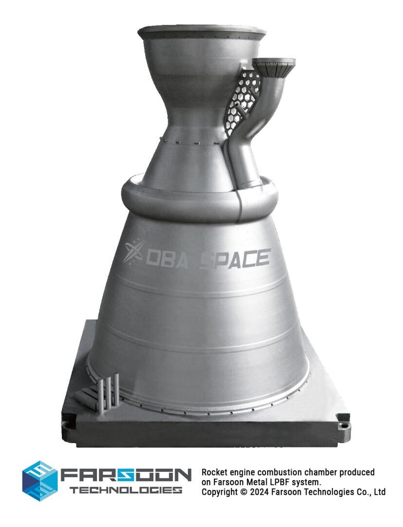 Metallische Raketentriebwerk-Brennkammer mit X OBA SPACE-Logo, dargestellt auf einer Grundplatte. Hergestellt von Farsoon Technologies, mit deren Logo und Copyright-Text am unteren Rand sichtbar.