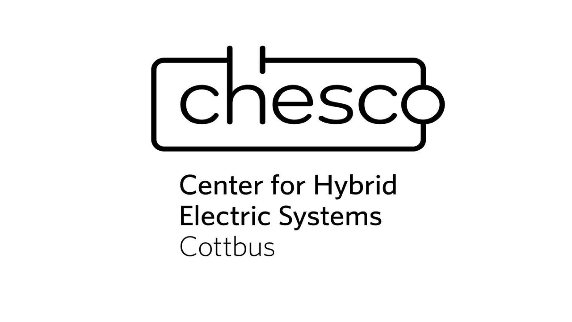 Logo mit dem Wort „Chesco“ in Kleinbuchstaben in einem abgerundeten Rechteck. Darunter steht auf weißem Hintergrund: „Center for Hybrid Electric Systems Cottbus“.