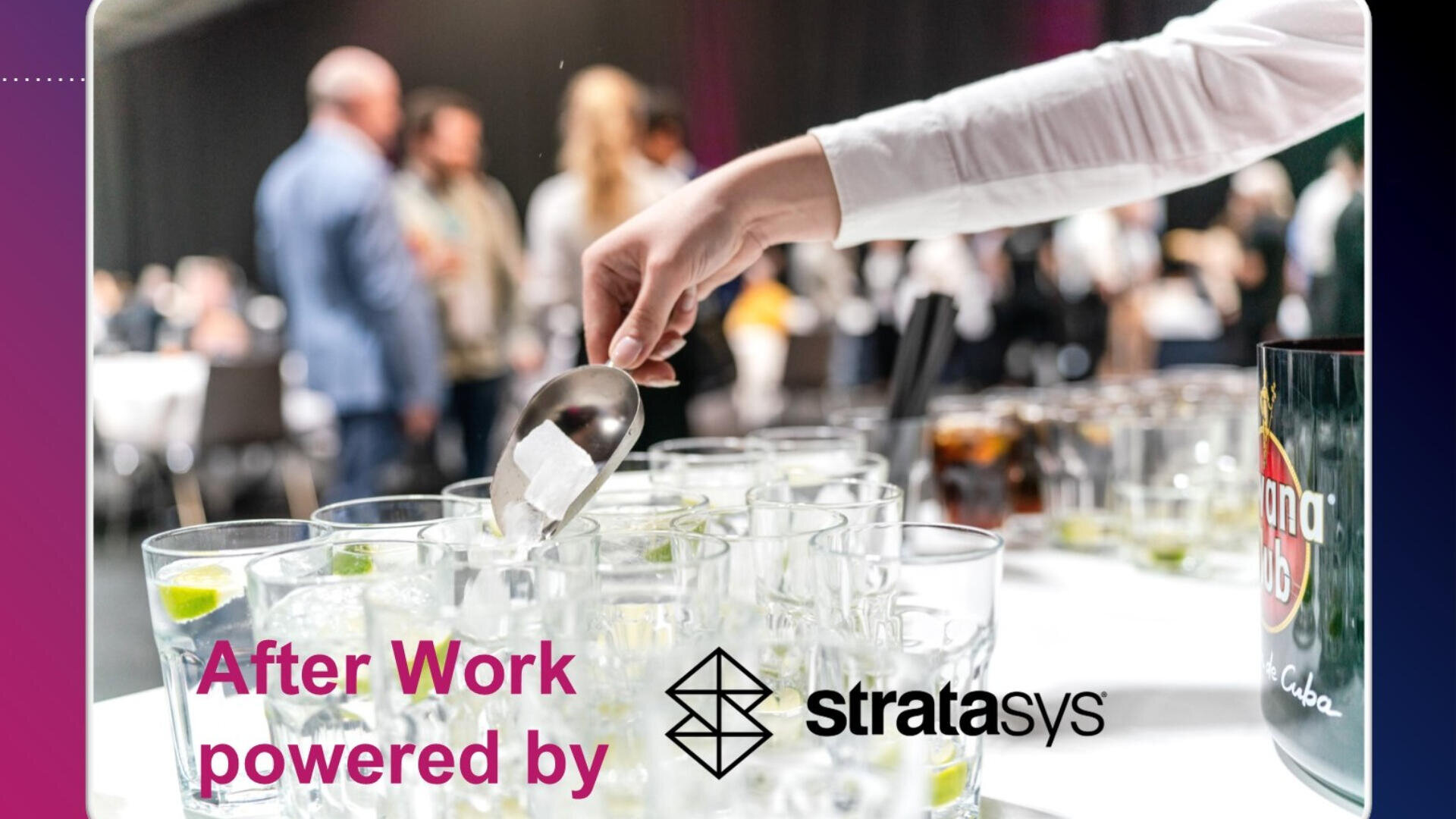 Bei einer gesellschaftlichen Veranstaltung schüttet eine Person Eis in eine Reihe klarer Gläser. Im unscharfen Hintergrund mischen sich die Menschen. Der Text lautet „After Work powered by stratasys“ mit dem Stratasys-Logo.